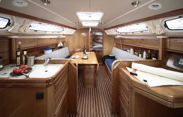 Charteryacht Bavaria 31 Cruiser innen total